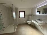 Bad mit Walk in Dusche im Erdgeschoss - 