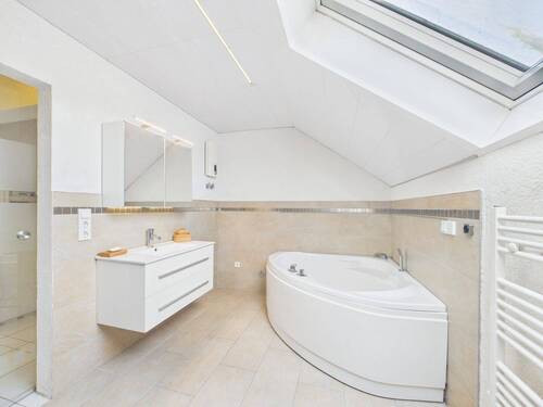 Badezimmer DG - Mehrfamilienhaus, Wohnhaus mit 230,00 m&sup2; in Atzelgift zum Kaufen