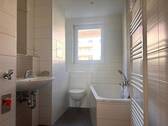 Badezimmer mit Fenster - Etagenwohnung mit 59,70 m&sup2; in Wilkau-Haßlau zur Miete