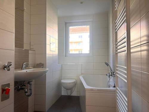 Badezimmer mit Fenster - Etagenwohnung mit 59,70 m&sup2; in Wilkau-Haßlau zur Miete