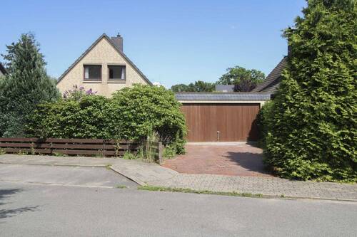 Straßenfront - Gepflegtes Einfamilienhaus mit uneinsehbarem Garten, großer Doppelgarage und Vollkeller