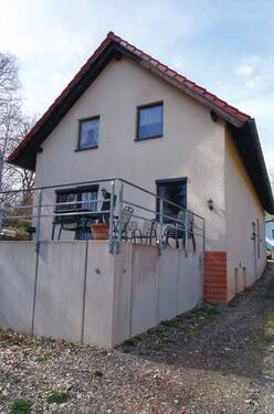 Wohnhaus mit großer Terrasse - 