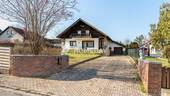 Außenansicht 1 - Mehrfamilienhaus mit großem Grundstück und Entwicklungsspielraum - 4 Einheiten, Balkon & Terrasse