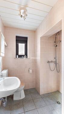 EG Badezimmer - 8 Zimmer Mehrfamilienhaus, Wohnhaus in Nittenau