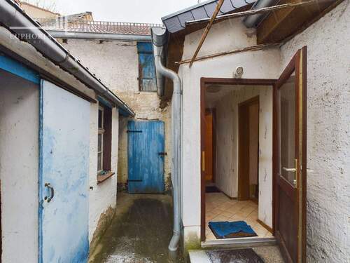 Haus und Nebengebäude - 