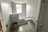 Badezimmer mit Badewanne, Dusche, Waschbecken, WC EG - 