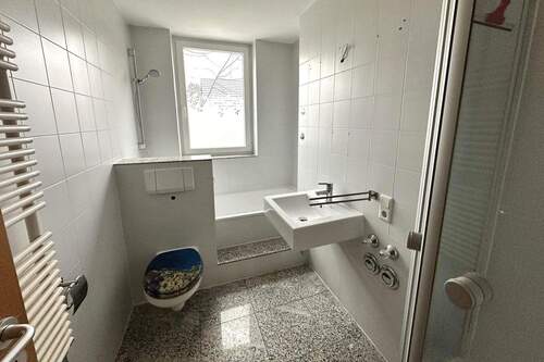 Badezimmer mit Badewanne, Dusche, Waschbecken, WC EG - 