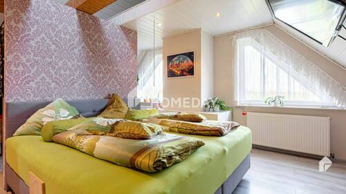 1. OG Schlafzimmer 1 - 