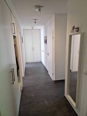 Flur mit Garderobeeinbau - 