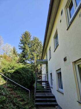 Nordfassade mit Hauseingang - Etagenwohnung mit 105,00 m&sup2; in Inzlingen zum Kaufen