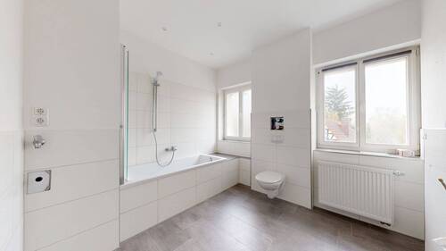 Badezimmer - 6 Zimmer Mehrfamilienhaus, Wohnhaus zum Kaufen in Groitzsch