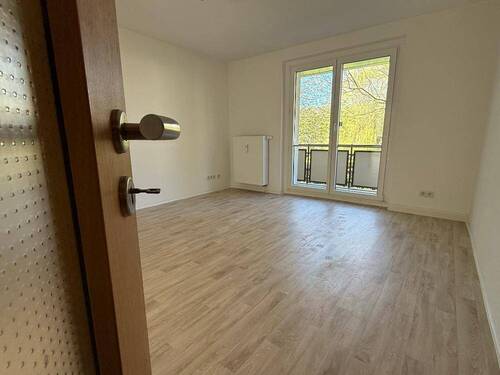 Wohnzimmer mit Balkon - 