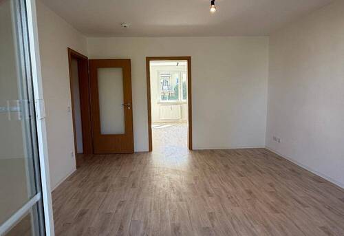 Blick vom Balkon ins Wohnzimmer - 