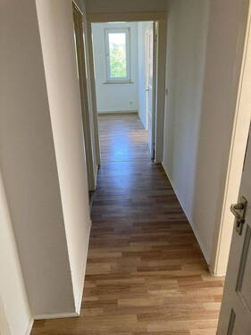 Beispiel Flur alt - Kernsanierte 3-Zimmer-Wohnung samt Küche, Keller und Stellplatz in Burscheid