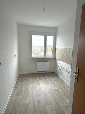 Küche mit Fenster + Fliesenspiegel - 2 Zimmer Etagenwohnung in Lichtentanne