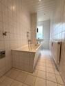 Badzimmer mit Fenster, Wanne, WM-Anschluss - 