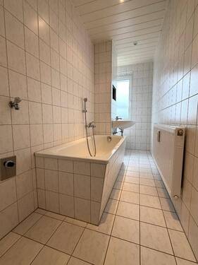 Badzimmer mit Fenster, Wanne, WM-Anschluss - 
