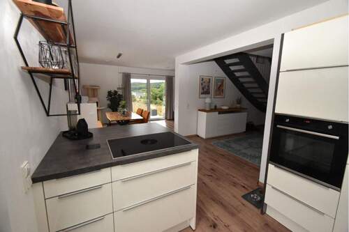 Küche mit Blick zum Essbereich - 