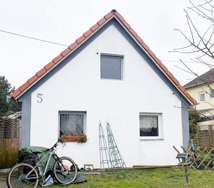 Hausansicht.jpeg - Kleines Einfamilienhaus mit Garten in Bubesheim