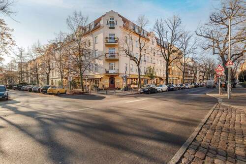 Hausansicht - Helle 3-Zimmer-Altbauwohnung mit Balkon im beliebten Florakiez