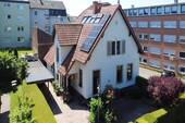 Außenaufnahme - Charmantes Stadthaus - Ruhig, flexibel & top modernisiert mit Kamin, Photovoltaik und Außenidylle