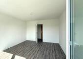 Blick vom Balkon ins Wohnzimmer - 