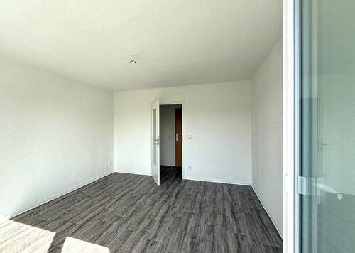 Blick vom Balkon ins Wohnzimmer - 