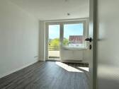 Helles Wohnzimmer mit Balkon - 