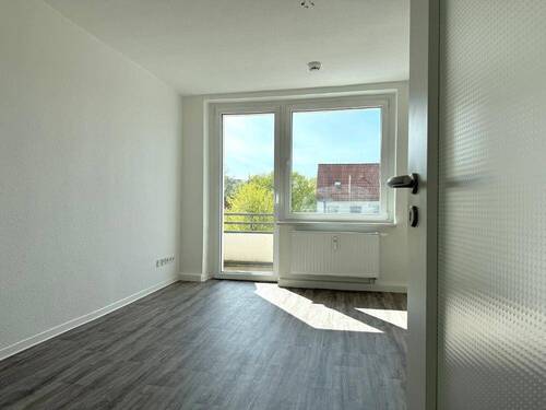 Helles Wohnzimmer mit Balkon - 