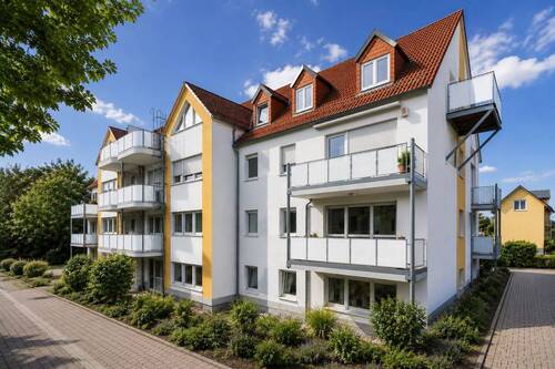 Hausansicht - 2-Raum Wohnung mit Terrasse, Erstbezug nach Renovierung!