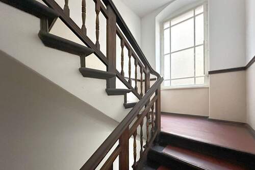 Treppenaufgang mit Fenster zum Hof - 