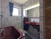 Tageslicht-Badezimmer mit Badewanne - 