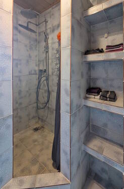 Badezimmer mit Dusche - 