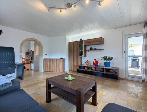 Wohnen_ - Gepflegte Hochparterre-Wohnung im 2-Fam-Haus mit eigenem Gartenanteil, Garage + Carport in Vöhringen