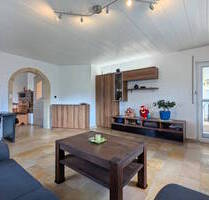 Gepflegte Hochparterre-Wohnung im 2-Fam-Haus mit eigenem Gartenanteil, Garage + Carport in Vöhringen