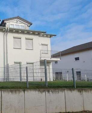 Bild 1 - 5 Zimmer Doppelhaushälfte zur Miete in Mackenbach