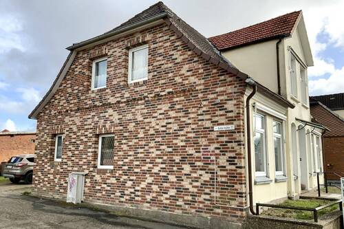 Seitenansicht - 7 Zimmer Mehrfamilienhaus, Wohnhaus zum Kaufen in Ahrensbök