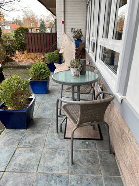 Podest links, als eigene Terrasse vor dem Objekt - 