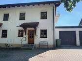 Hauseingang und Garage. - Ruhig und idyllisch wohnen in Pfaffenhofen - Reiheneckhaus mit herrlichem Garten