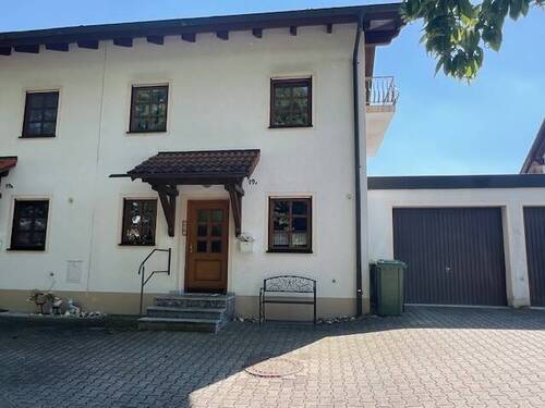Hauseingang und Garage. - Ruhig und idyllisch wohnen in Pfaffenhofen - Reiheneckhaus mit herrlichem Garten