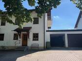 Hauseingang und Garage - 