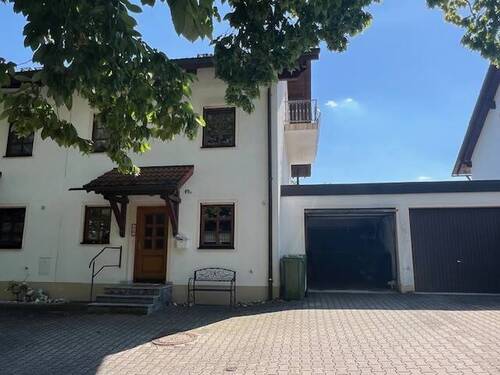Hauseingang und Garage - 