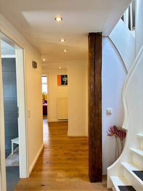 Flur und Treppenaufgang - 1. OG - 