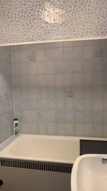 Badewanne_geflieste Wand.jpg - 