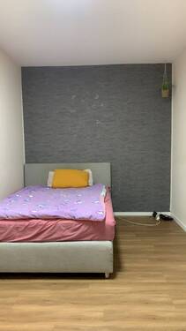 weiteres Zimmer_Mustertapete leicht beschädigt_Einzelbett.jpg - 