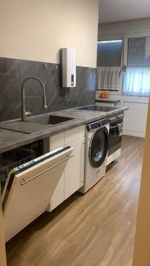Küche dunkelgrau_Waschmaschine_Ofen_Spülmaschine_Fenster_Rolladen.jpg - Gut geschnittene 3-Zimmer-Wohnung zu vermieten