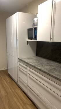 Küche_Kühlschrank_weiße Schränke_Mikrowelle.jpg - 3 Zimmer Etagenwohnung zur Miete in Mannheim