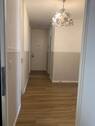 Flur_Weiße Türen_Halbhoch Tapezierte Wände_gestreift mit Stuck_Boden in Holzoptik.jpg - Etagenwohnung mit 78,00 m&sup2; in Mannheim zur Miete