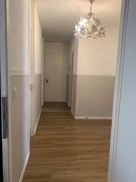 Flur_Weiße Türen_Halbhoch Tapezierte Wände_gestreift mit Stuck_Boden in Holzoptik.jpg - Etagenwohnung mit 78,00 m&sup2; in Mannheim zur Miete