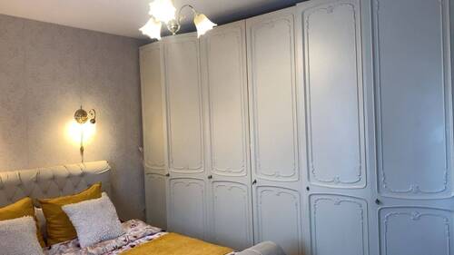 Schlafzimmer_großer weißer Schrank.jpg - 